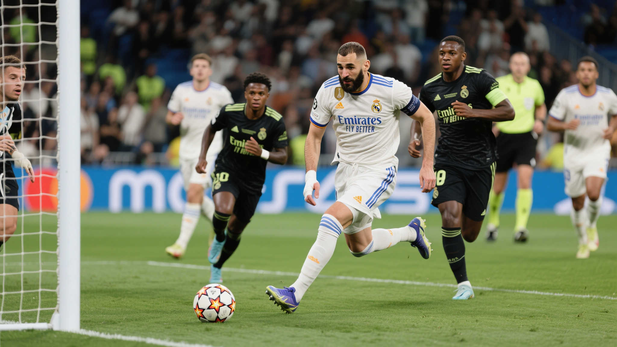 皇马逆袭:十人迎战绝境,以世俱杯三比一首秀初捷,一步迈向16强 不难看出,教练团队积极变化阵型,将原本偏重控球策略